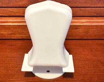 トイレチェア用水滴ディフレクター - ホワイトプラスチック、標準サイズ