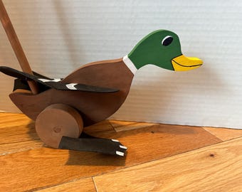 Pato de madera hecho a mano para empujar