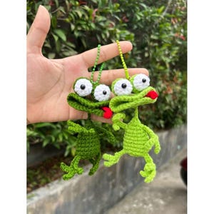 Handmade Crocheted Frog Keychain – Cute Amigurumi Animal Keyring, Kawaii Frog Bag Charm, Small Gift for Frog Lovers, Backpack Accessory