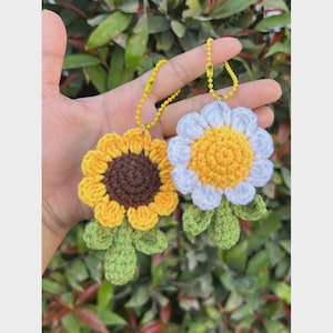 Crocheted Sunflower and Daisy Keychain – Handmade Floral Bag Charm | Cute Crochet Flower Keyring Gift for Her, Purse or Backpack