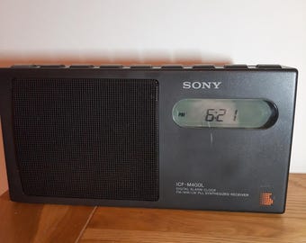 Sony ICF-M400L Portable Radio.  FM / AM Compact travel radio. Digital display with alarm clock. Battery / Mains.
