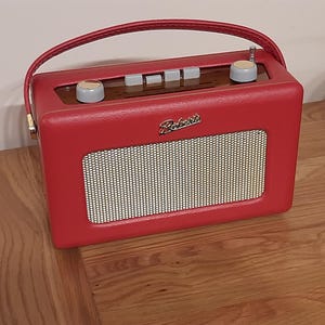 Roberts R250 Revival Radio in Red - Fully Working in Nice Roberts R250 Revival Radio in Red - Fully Working in Nice