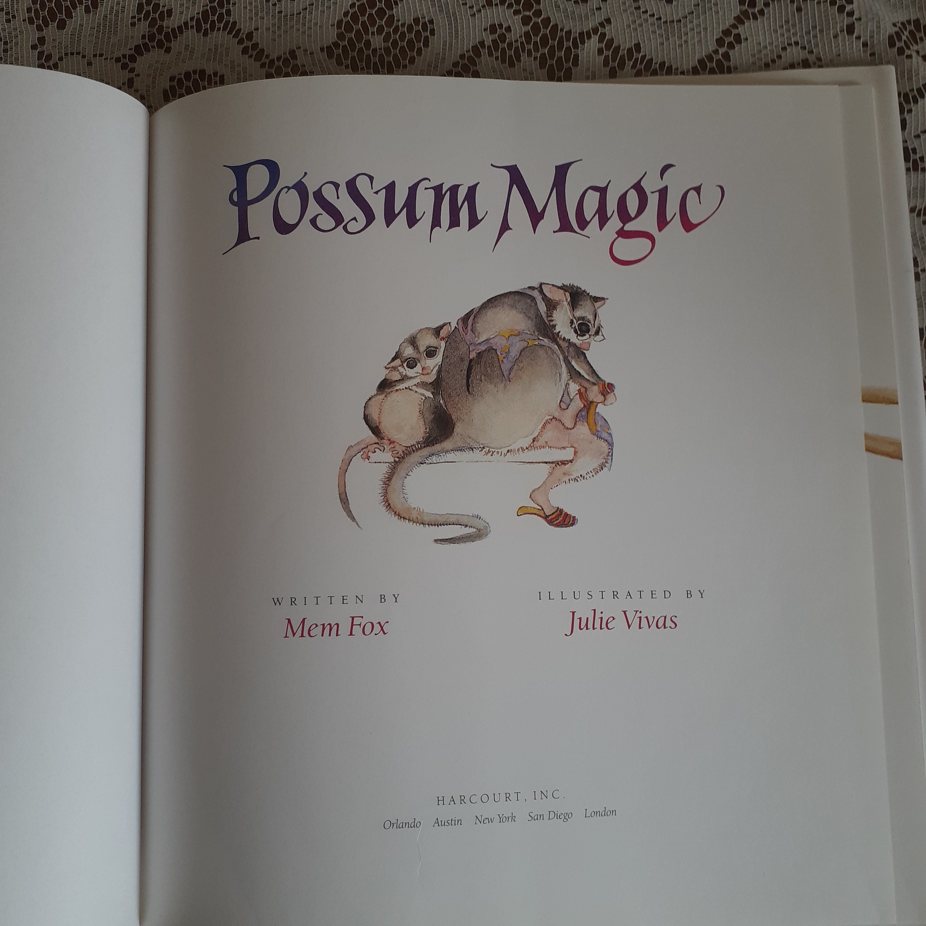 絵本・児童書 Possum Magic Mem Fox,Julie Vivas Possum Magic (40th Anniversary Edition): Mem Fox