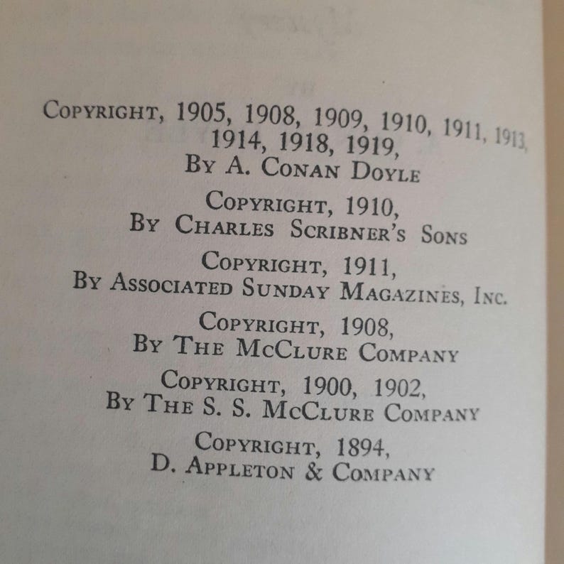 K&ouml;nnte beinhalten: Nahaufnahme einer Buchseite mit Copyright-Informationen. Der Text enth&auml;lt Copyright-Daten von 1894 bis 1919, mit Namen wie A. Conan Doyle und Charles Scribner's Sons. Die Seite ist cremefarben.
