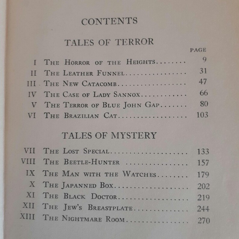K&ouml;nnte beinhalten: Inhaltsverzeichnis eines Buches, unterteilt in "TALES OF TERROR" und "TALES OF MYSTERY." Titel wie "The Case of Lady Sannox" und "The Jew's Breastplate" sind aufgef&uuml;hrt. Die Seitenzahlen stehen rechts.