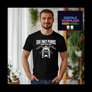 Peut inclure: T-shirt noir avec l'inscription "SHE ONLY PURRS when I'M ON TOP" au-dessus d'un dessin de moto blanc. L'image comprend également un graphique de téléchargement numérique avec des informations sur le type de fichier.