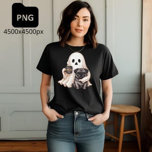 Könnte beinhalten: Ein schwarzes T-Shirt mit kurzen Ärmeln und einem Grafikdruck eines weißen Geistes, der eine dunkle Tasse mit dem aufgedruckten Text MEH hält, sowie einem schwarzen Mops, der vor dem Geist sitzt. Das T-Shirt wird mit einer blauen Jeans kombiniert.