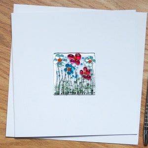 Carte de voeux fleurs en verre - carte en verre fusionné faite à la main - fleurs turquoise rose turquoise - carte d'anniversaire - carte donjon et cadre - EGC 1088