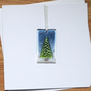 Groen glazen wenskaart kerstboom - handgemaakte decoratie van gesmolten glas - kerstkaart en cadeau - glaskunst - EGC 1407