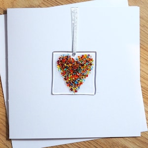 Biglietto di auguri a forma di cuore - Cuore arcobaleno - Biglietto di auguri in vetro fuso fatto a mano con arte del vetro - Biglietto di San Valentino - EGC 1436