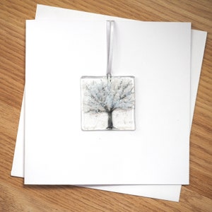 Biglietto di auguri con albero innevato invernale - Alberi delle quattro stagioni - Vetro fuso fatto a mano - Biglietto di auguri con arte del vetro - EGC 1193