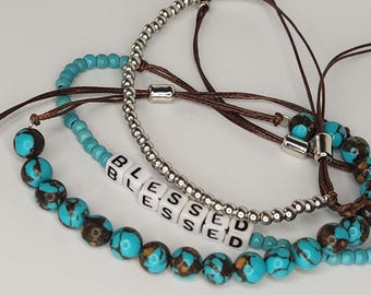 Bracciale da donna con perline naturali turchesi e bianche da 6/10 mm e ciondolo - Gioielli unici in howlite fatti a mano, stile boho chic fatto a