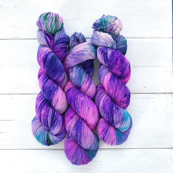 Mermaid Vibes - Fil de chaussette acoustique - Mérinos Superwash peint à la main - 400 Yards