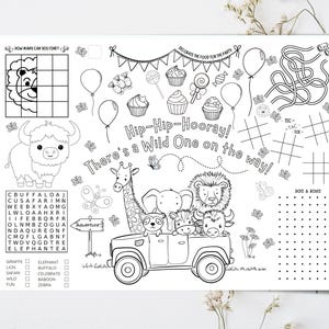 Peut inclure: Feuille d'activités en noir et blanc sur le thème du safari. Comprend un lion, un yak, une girafe, un éléphant, un lion, un zèbre et un buffle dans une jeep. Comprend des jeux de recherche de mots, de morpion et de point à point, avec le texte "Hip-Hip-Hooray! There's a Wild One on the way!"