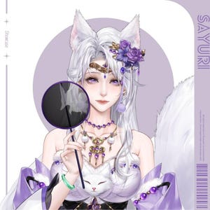 Puede incluir: Un personaje de anime con cabello blanco y orejas de zorro, que lleva un vestido morado y blanco con un gato blanco en la parte delantera. Ella sostiene un abanico blanco y negro y lleva un collar morado y dorado.