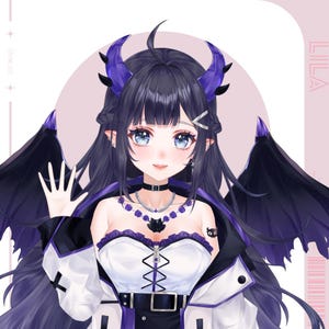 Puede incluir: Una ilustración digital de un personaje de anime con cabello negro largo, ojos azules y cuernos de diablo morados. Lleva una blusa blanca con una cremallera negra, una gargantilla negra y una chaqueta morado y negro. El personaje tiene alas negras y está saludando con su mano derecha.