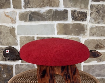 Schattige houten schildpadbank/kruk met rood blad