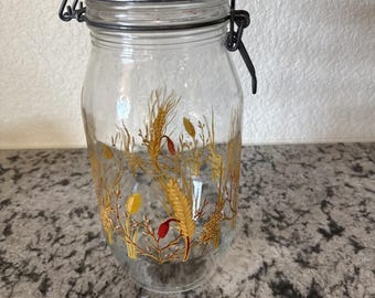 Vintage glazen jerrycan van 2 liter met tarwemotief. Deksel is gestempeld: arc/France