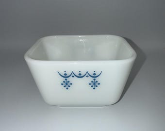 Vintage Pyrex Refrigerator Dish Blue Snowflake Garland 501 B