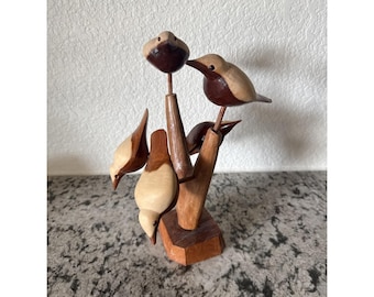 Vintage volkskunst houtsnijwerk sculptuur vogels in een boom, 5 vogels 9,5" T, LEZEN