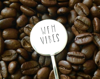 Kaffee Stir Stick, Kaffee Rührer, Getränke Rührer, Kaffee-Geschenk, Kaffee-Liebhaber, Kaffee Humor, Arbeit von zu Hause Humor, WFM Vibes