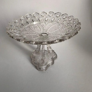 Antike Kristallkompottschale auf Sockel, Drachenkopf-Säulenfuß, Herzstück aus Pressglas, dekorative Schale aus dem 19