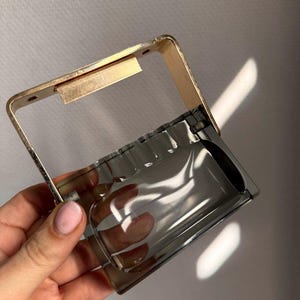 Puede incluir: Un letrero de madera hecho a mano con la palabra "Bienvenido" en una fuente juguetona. El letrero está pintado de blanco con un acabado envejecido y presenta un diseño floral en tonos rosas y verdes. Mide aproximadamente 30 cm de ancho.