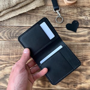 Handgefertigtes Schwarzes Leder Portemonnaie – Slim Bifold aus Italienischem Buttero Leder | Minimalistisches Geschenk für Ihn