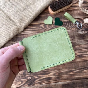 Clip para billetes de cuero auténtico en combinación con verde. Regalo para él