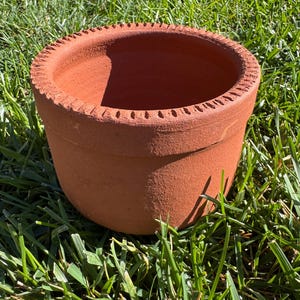 テラコッタ製の植木鉢