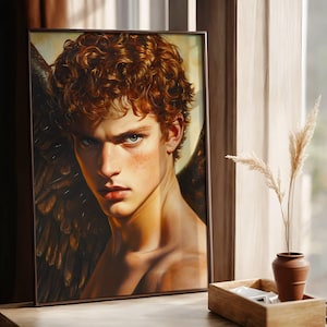 Può includere: Un dipinto di un giovane uomo con i capelli rossi ricci e un'ala. L'uomo guarda direttamente lo spettatore con un'espressione seria. Il dipinto è realizzato in uno stile realistico e i colori sono ricchi e vibranti.