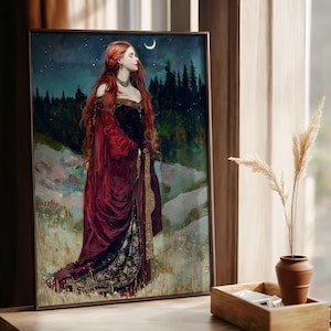 Può includere: Stampa artistica incorniciata di una donna in un lungo abito rosso in una scena notturna. La donna ha lunghi capelli rossi e indossa un abito nero e oro. Lo sfondo presenta una foresta, una luna crescente e un cielo stellato.