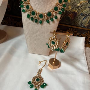 Kundan Necklace in Emerald green/ Indian Jewelry/ Wedding Jewelry