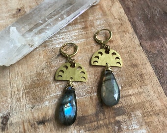 Peut inclure: Une paire de boucles d'oreilles en or avec un motif de croissant de lune et une pierre précieuse en labradorite en forme de larme.