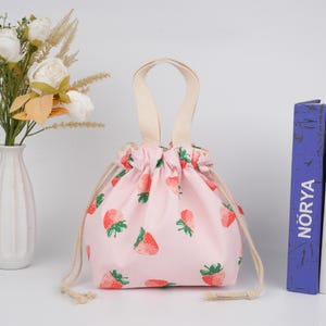 NOUVEAU ! Sac à lunch rose fraise avec cordon de serrage pour enfant/adulte, cadeaux fraises roses, cabas à lunch avec cordon de serrage, cadeau d'été/plage