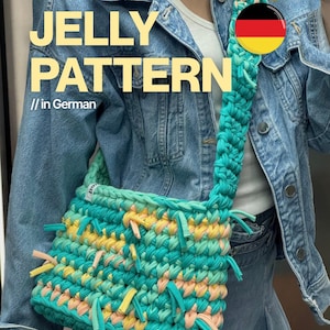 Könnte beinhalten: Eine handgefertigte Häkeltasche mit einem strukturierten Muster in Türkis, Hellgelb und Pfirsich. Die Tasche hat einen dicken Trageriemen und kurze Stofffransen. Der Text JELLY PATTERN // in German ist auf dem Bild zu sehen.