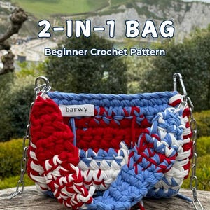 Può includere: Borsa all'uncinetto fatta a mano in rosso, bianco e blu, con tracolla a catena. La borsa presenta il testo "2-IN-1 BAG" e "Beginner Crochet Pattern". La borsa è realizzata con filato spesso e ha un design unico e strutturato. Il marchio "barwy" è visibile.