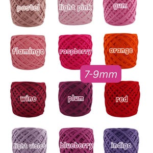 Può includere: Una collezione di dodici rocchetti di filato spesso e colorato in varie tonalità, tra cui pastello, rosa chiaro, gomma, fenicottero, lampone, arancione, vino, prugna, rosso, violetto chiaro, mirtillo e indaco. Il filato è etichettato con il suo nome di colore. È presente anche il testo "7-9mm".