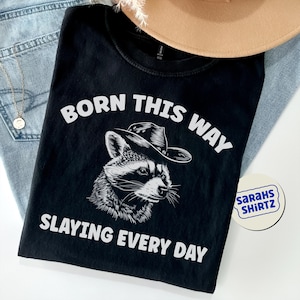 Auf diese Weise geboren Waschbär LGBTQ Pride Top, Pride Month T-Shirt, Lesben Bisexuell Retro Pride T-Shirt, lustiges TLW Pink T-Shirt