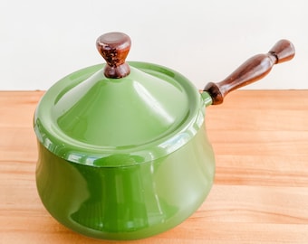 Panela de fondue vintage em esmalte verde abacate com cabo de madeira