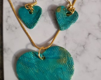 Green and gold heart necklace and earrings set. Handmade polymer clay with hypoallergenic wires and a 24 inch chain.