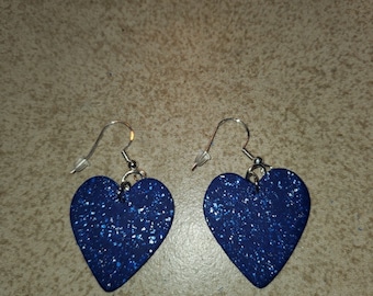 Pendientes de arcilla polimérica hechos a mano de color azul con escamas plateadas. Alambres hipoalergénicos.