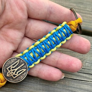 Handgemachter Paracord Schlüsselanhänger mit Ukrainischen Dreizack, Gelbe und Blaue Cobra Weave, Paracord Original Schlüsselanhänger Geschenk, Weaved Cord Schlüsselanhänger