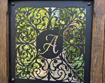 Reja metálica personalizada: Inserto de ventana con monograma personalizado para puerta