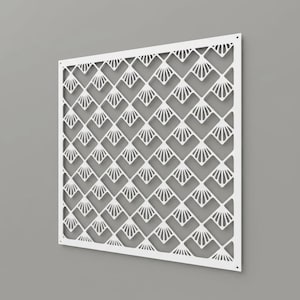 Può includere: Un pannello decorativo quadrato bianco caratterizzato da un motivo geometrico ripetuto di forme a rombo interconnesse, ognuna contenente un motivo stilizzato a ventaglio. Il pannello presenta un bordo sottile e fori circolari agli angoli.