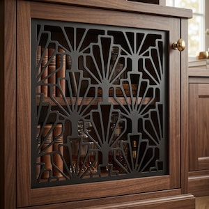 Puede incluir: Una puerta de armario de madera oscura con una rejilla de metal negro con un patrón geométrico repetitivo en forma de abanico. El armario tiene un pequeño pomo redondo de latón y contiene decantadores de cristal y libros.