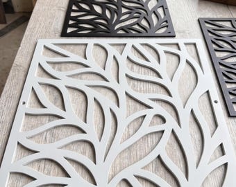 Rejilla de ventilación de pared con diseño de hojas: Cubierta decorativa de metal blanco para sistema de climatización.