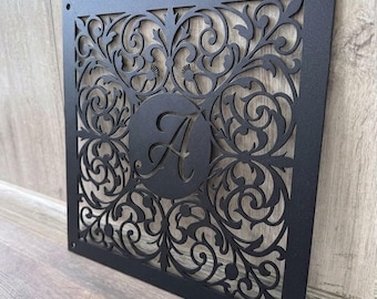 Cubierta de ventilación metálica personalizada: rejilla con monograma personalizado, panel decorativo para climatización.