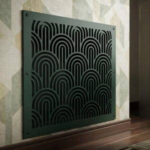 Puede incluir: Una rejilla de ventilación rectangular de metal verde oscuro con un patrón repetitivo de recortes de arcos concéntricos. La rejilla está asegurada a la pared con cuatro tornillos visibles, uno en cada esquina del marco plano y sólido.