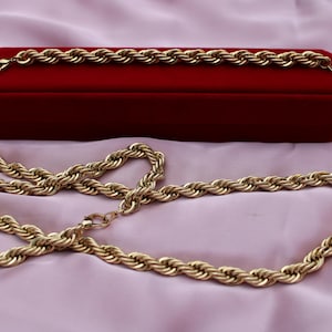 Gold twist necklace
